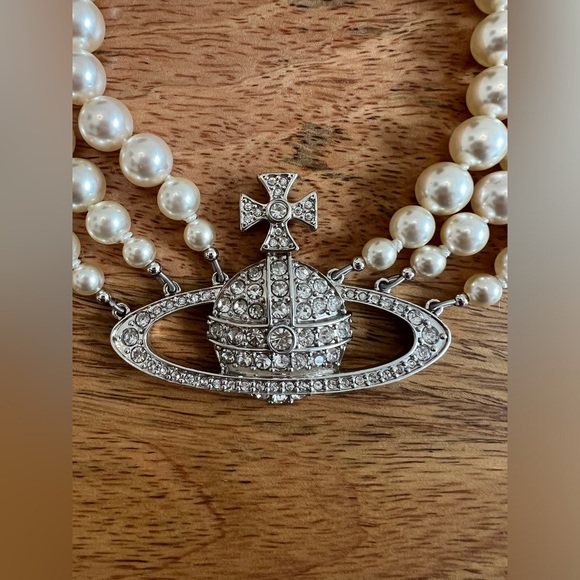 COPY - Vivienne Westwood Three Row Bas Relief Pearl Choker - Picture 7 of 15